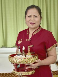 Masseurin Suthat mit Massageoel