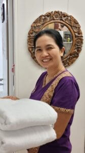 Masseurin mit frischen Tüchern