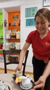 Masseurin Samrit serviert Tee